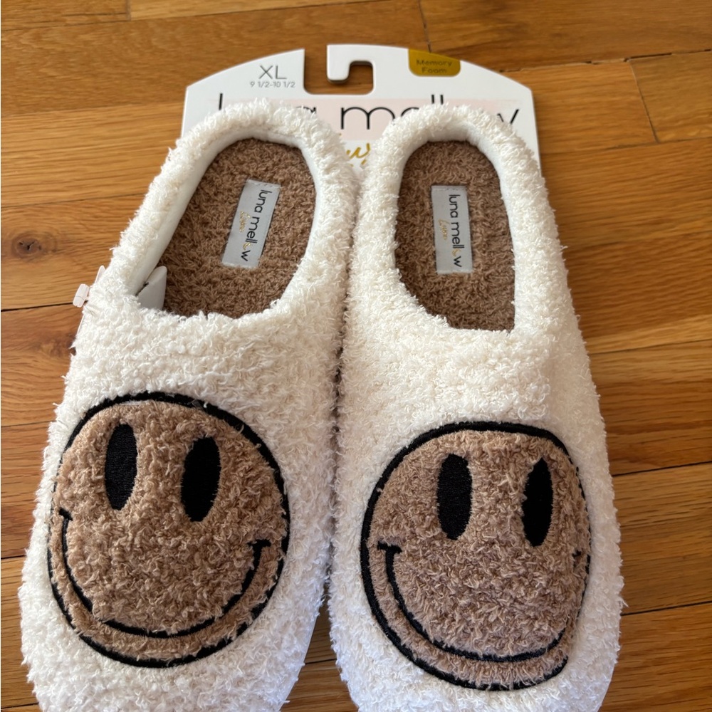 Luna Melly White Smiley Face Slippers